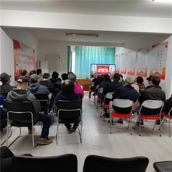 離退休黨支部集中收看.jpg